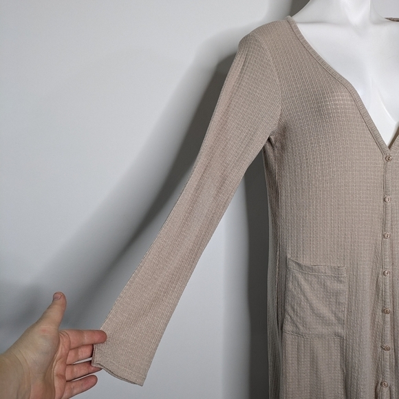 ✨3/$15 Lulu's light tan button up sweater cardigan dress M - Picture 3 of 10